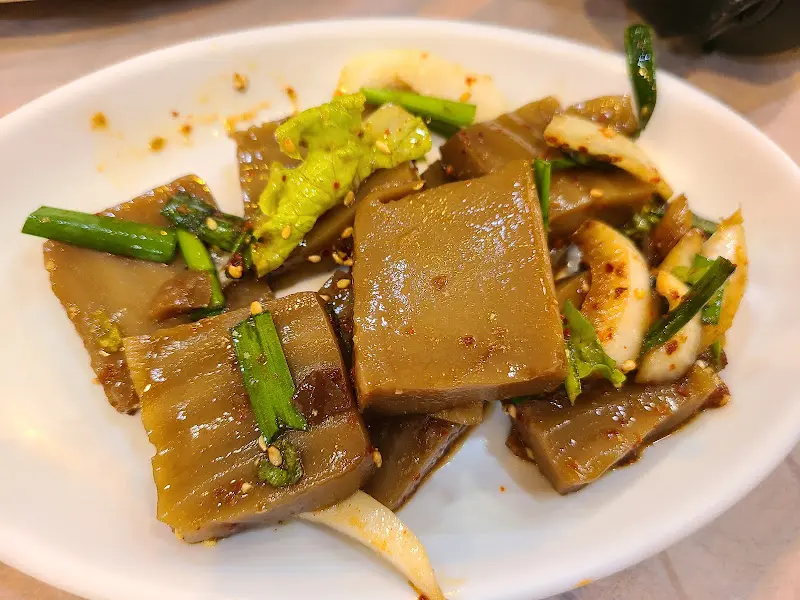 정갈하게 담긴 묵