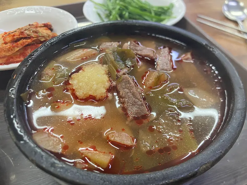 다진 마늘이 듬뿍 올라간 따로국밥