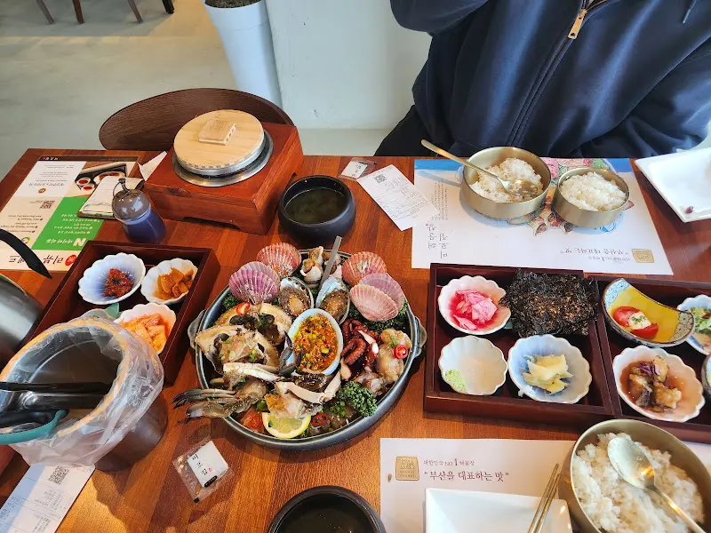 미녀해물장 정식 한 상 차림. 메인 메뉴와 다양한 반찬, 솥밥이 함께 제공된다.