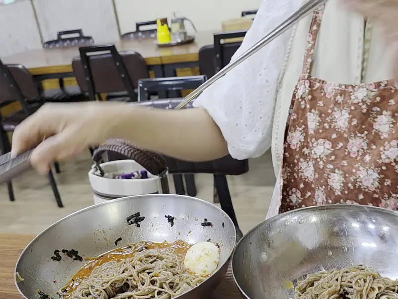 식당 내부의 모습. 깔끔하고 정돈된 분위기가 인상적이다.