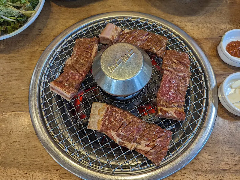 숯불 위에서 익어가는 이동갈비