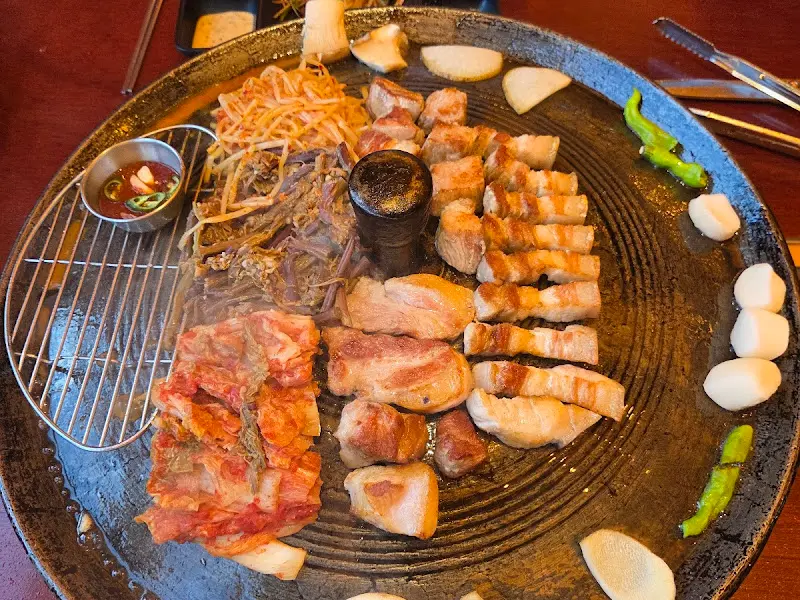 잘 구워진 고기와 곁들임 채소