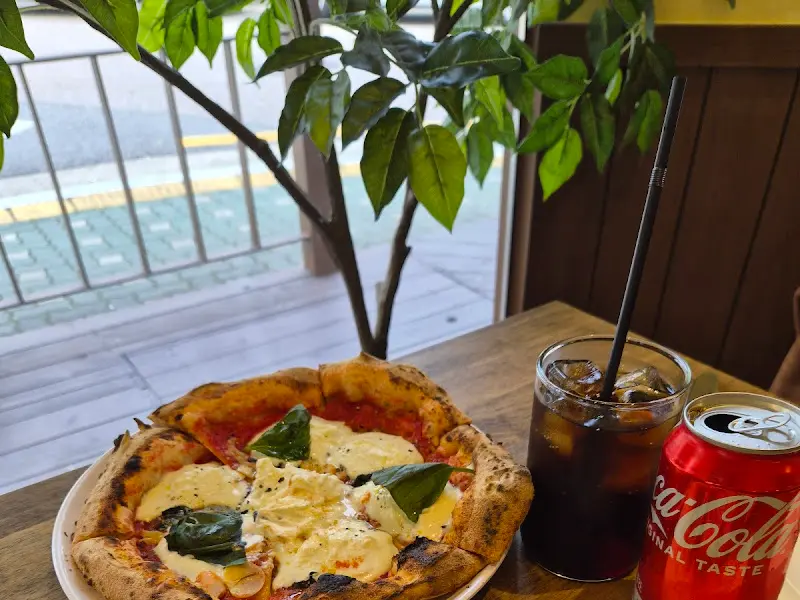 창가 자리에 놓인 피자와 음료