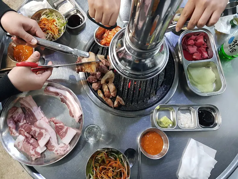 돼지고기 굽는 모습