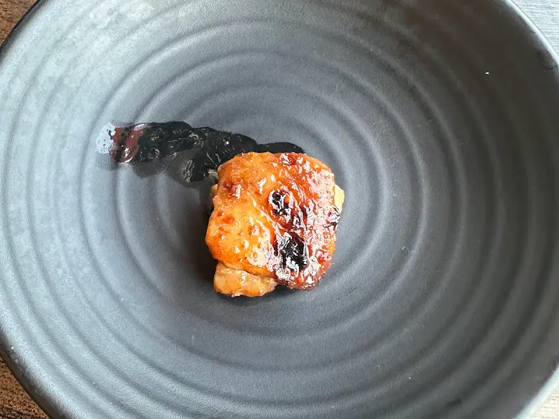 접시에 담긴 닭갈비 한 점