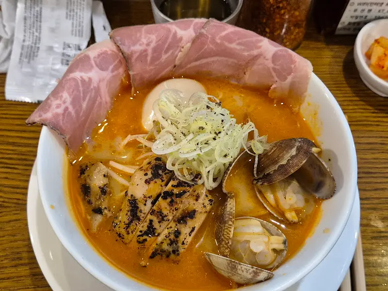 매콤한 국물이 인상적인 라멘