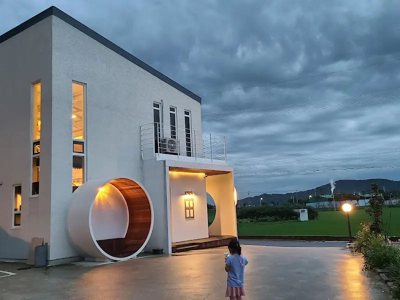 카페 진리 외관 야경