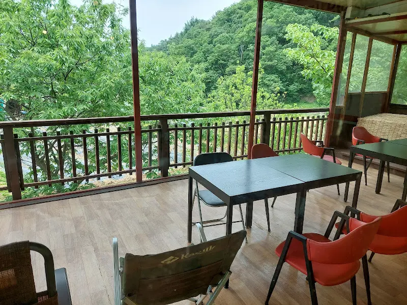 운치 있는 야외 테이블