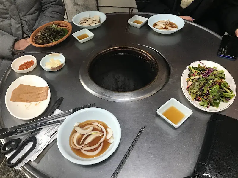 다양한 밑반찬과 소스