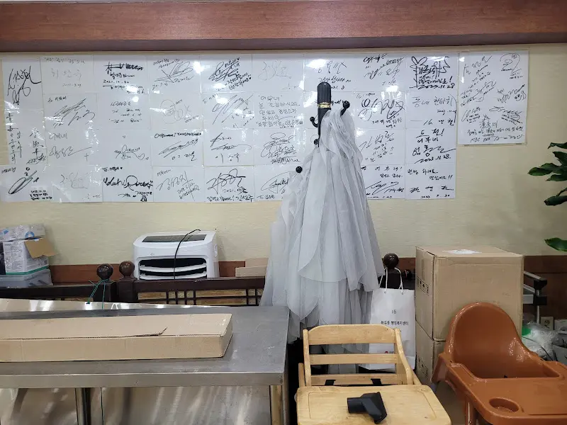 벽면 가득한 싸인