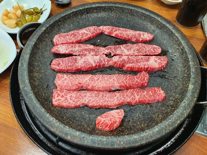 돌판 위에서 익어가는 한우