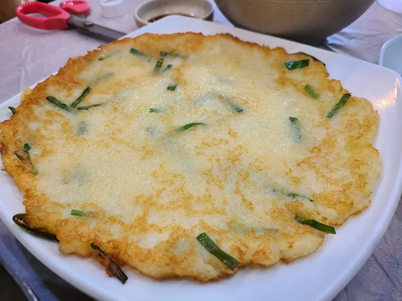 노릇하게 구워진 감자전