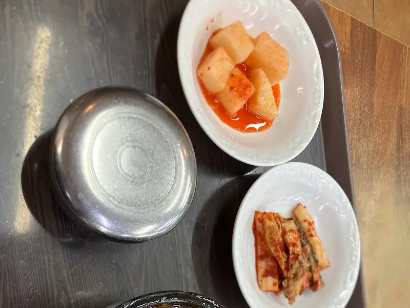 국밥과 환상의 궁합을 자랑하는 김치와 깍두기