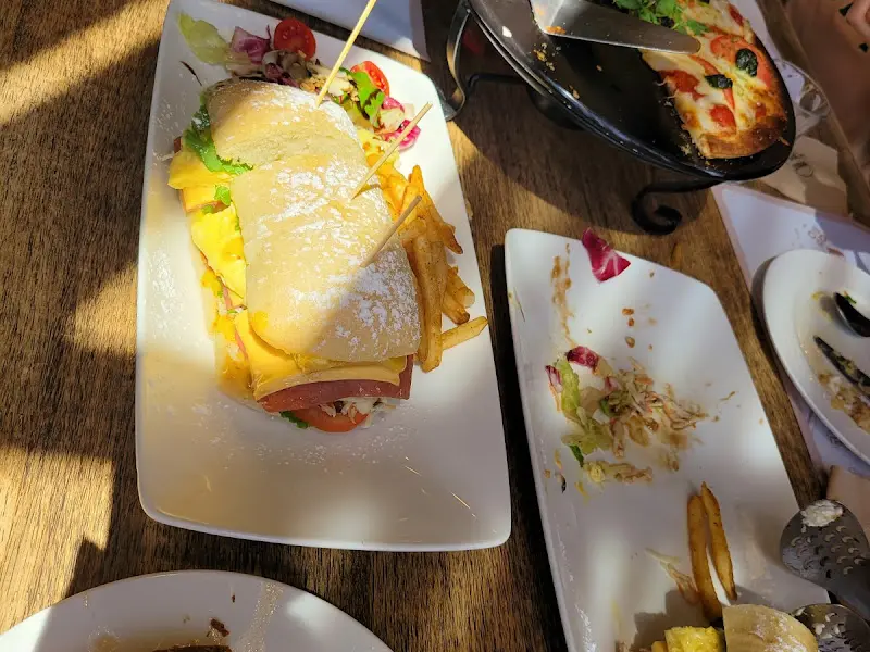 샌드위치와 피자가 함께 놓인 테이블