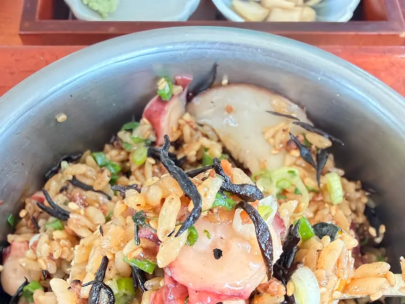 해물장 솥밥 비빔밥. 밥과 해물, 김가루 등을 넣고 비벼 먹으면 꿀맛이다.