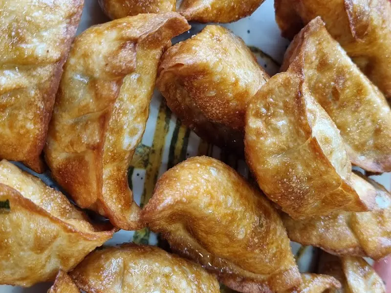 노릇하게 구워진 군만두