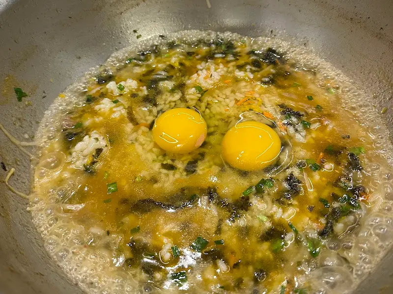 죽을 만들어 먹는 모습