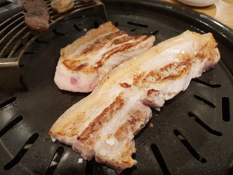 노릇하게 구워진 삼겹살