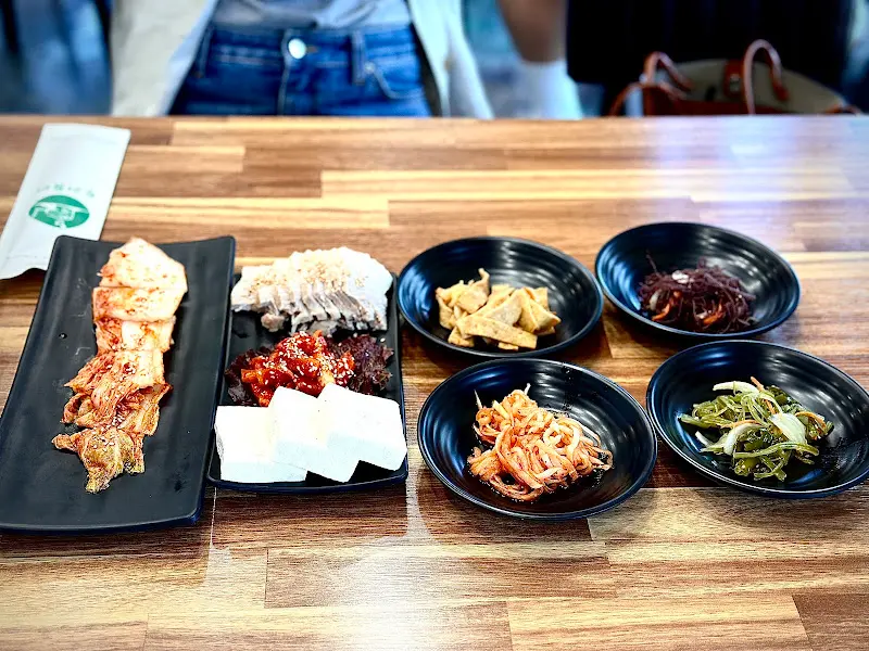 두부 삼합과 밑반찬