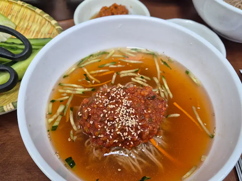 막국수와 쌈장의 조화