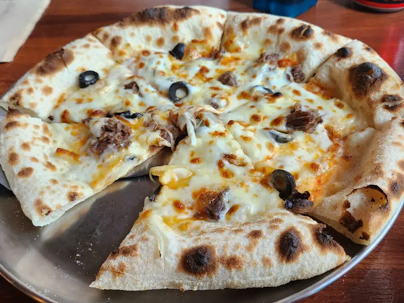 노릇하게 구워진 화덕피자