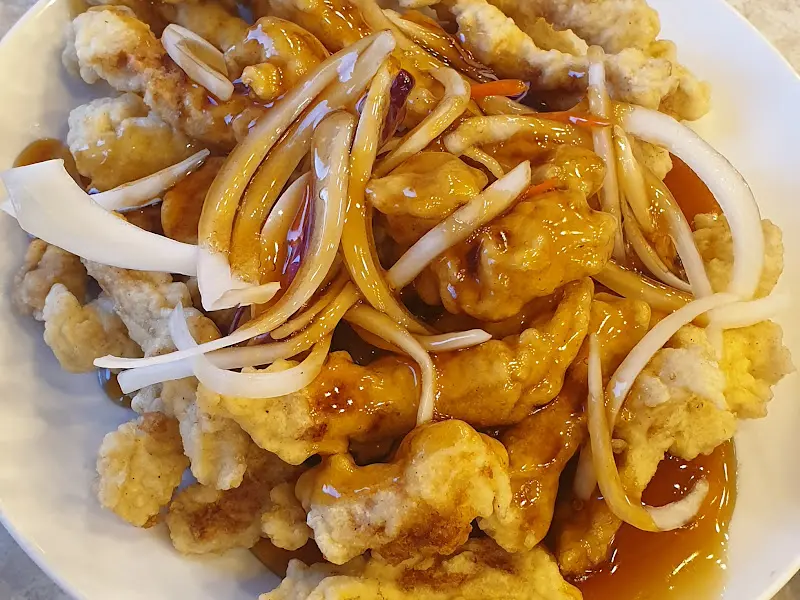 양파와 함께 곁들여 먹는 탕수육