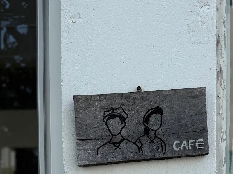 카페 외벽에 부착된 나무 간판