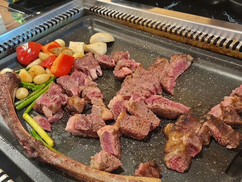 불판 위에서 익어가는 고기