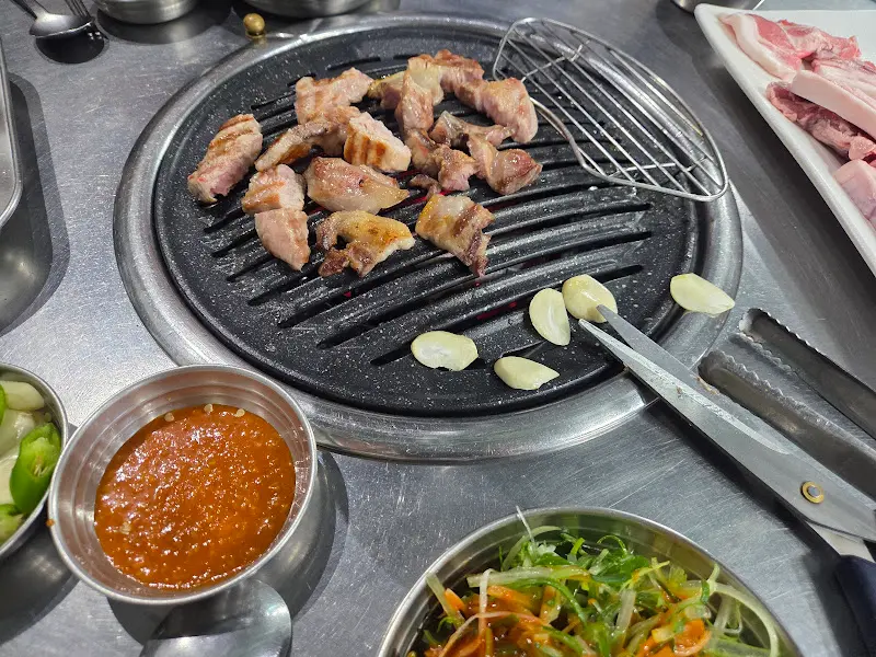 잘 구워진 돼지고기