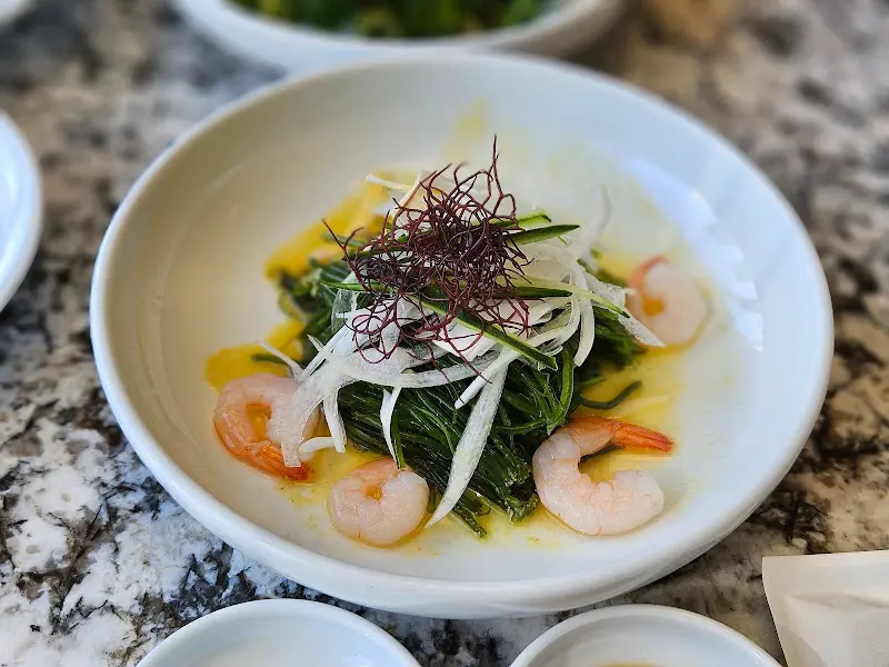 신선한 해산물이 들어간 샐러드