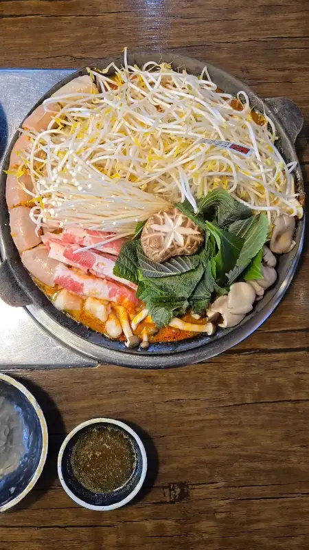 끓기 전의 한우곱창순대전골