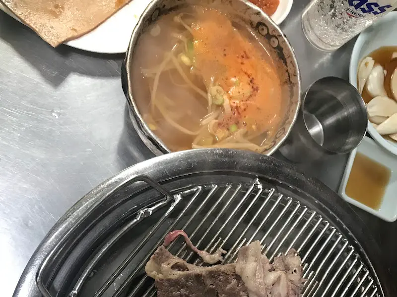 국수에 고기 한 점