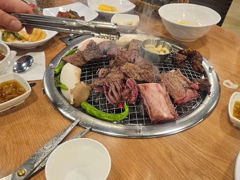 숯불 위에 구워지는 갈비