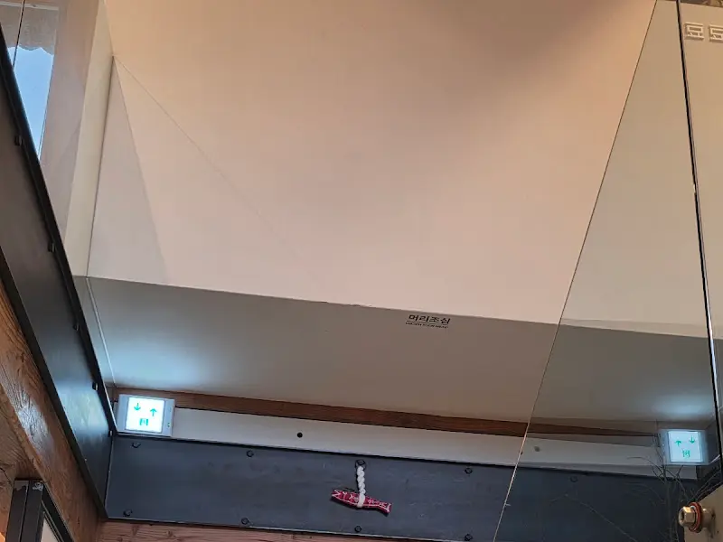 카페 내부 천장