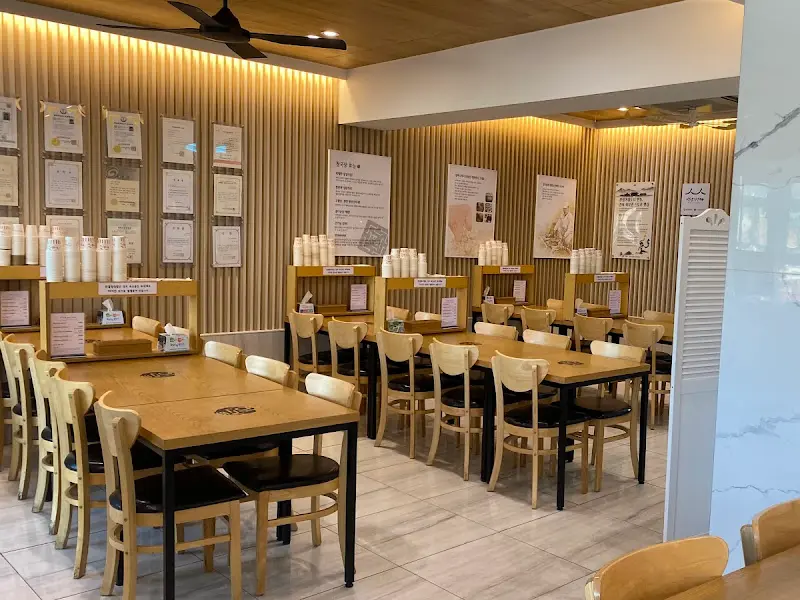 깔끔한 식당 내부