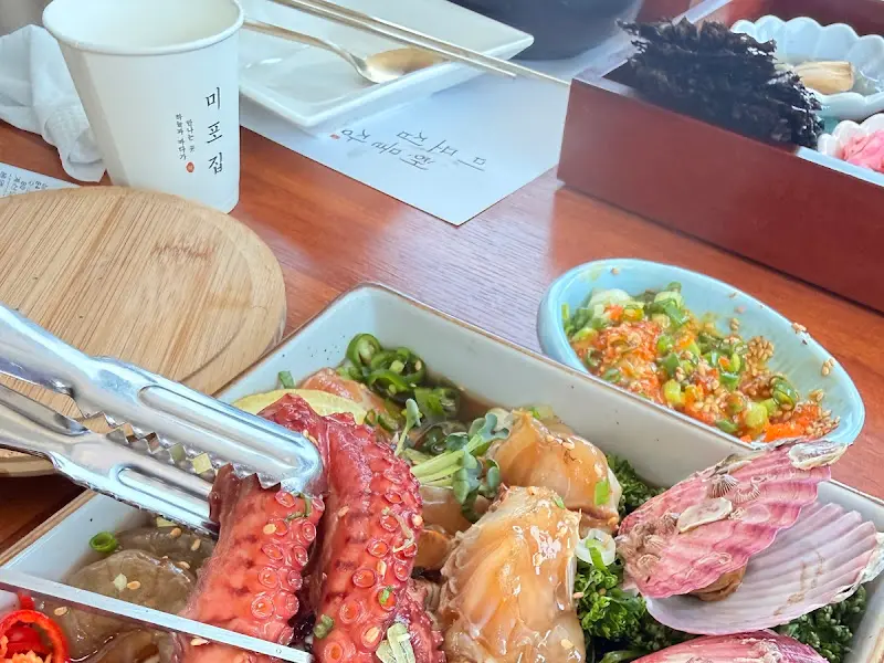 해물장 디테일 컷. 신선한 해산물이 먹음직스럽게 담겨 있다.