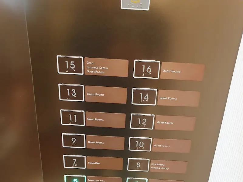 엘리베이터 내부