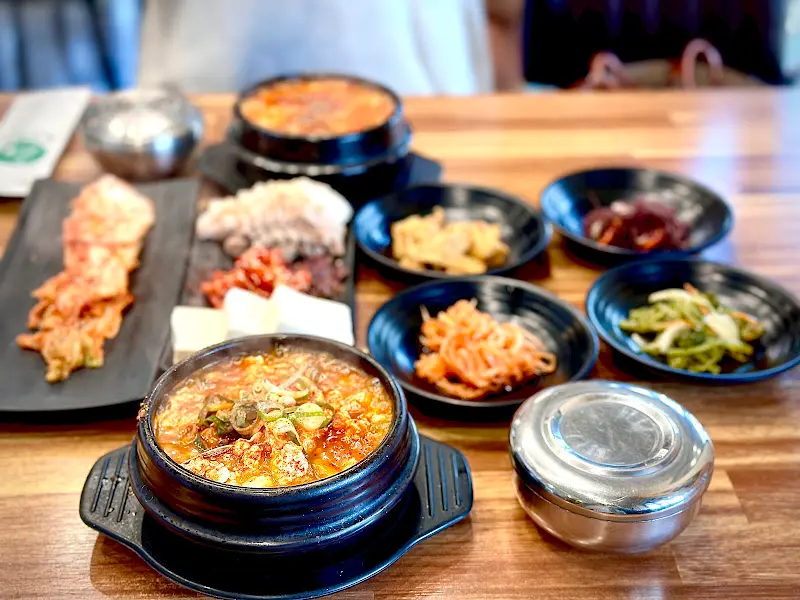 흑돼지 순두부찌개의 모습