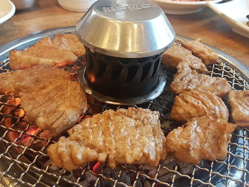 숯불 위에서 구워지는 이동갈비