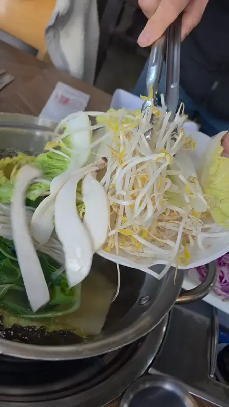 채소를 넣는 모습