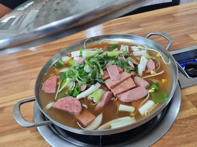 보글보글 끓는 부대찌개