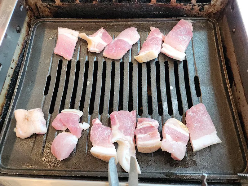 돼지고기를 굽는 모습