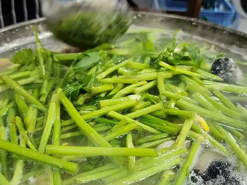 싱싱한 미나리가 듬뿍 들어간 복국