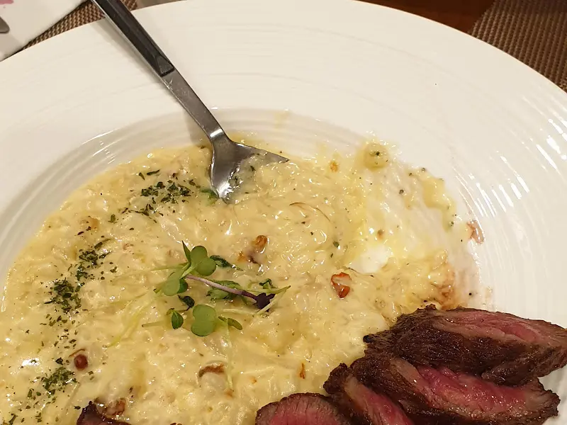 포크에 찍힌 스테이크와 리조또