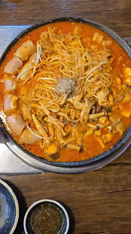 끓고 있는 한우곱창순대전골