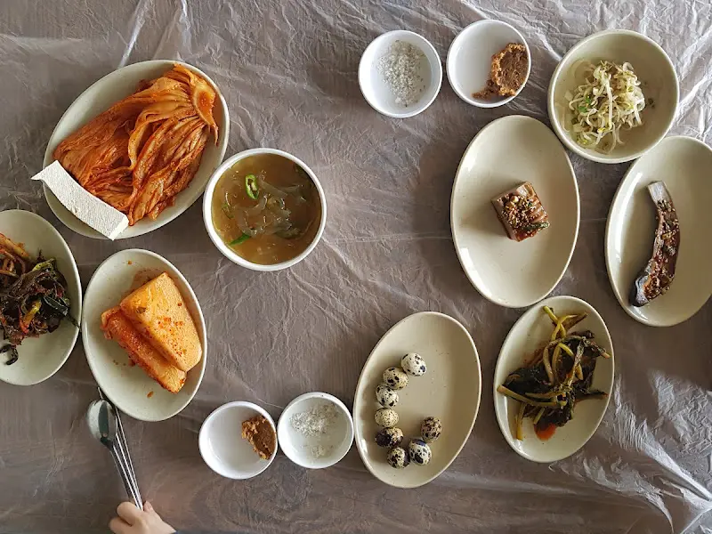 푸짐하게 차려진 밑반찬