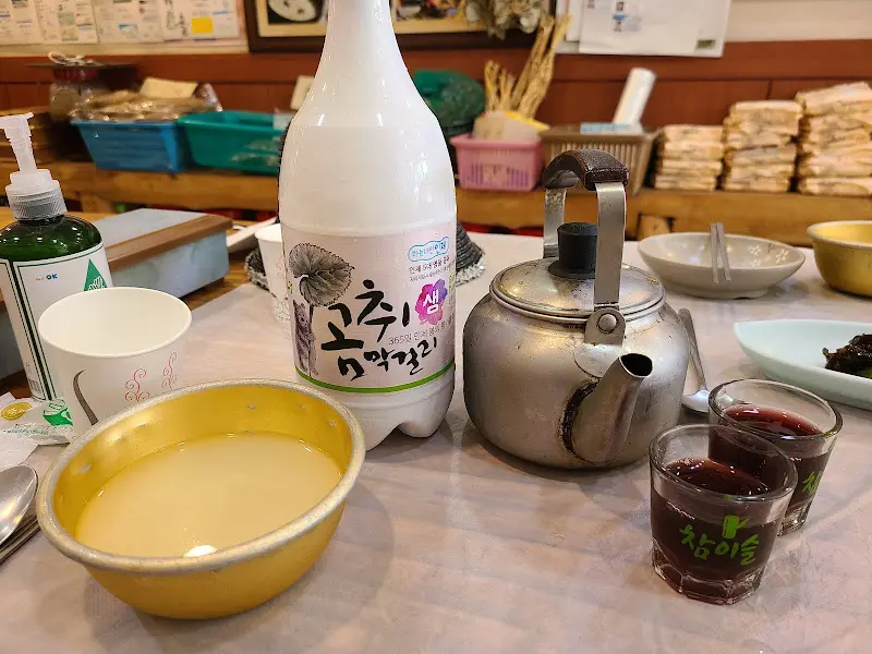 정갈하게 놓인 막걸리와 머루주