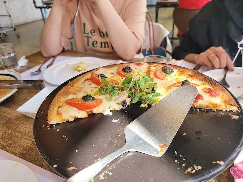 테이블 위에 놓인 피자