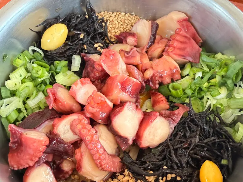 해물장 비빔밥 재료. 밥, 해물, 김, 야채 등이 준비되어 있다.