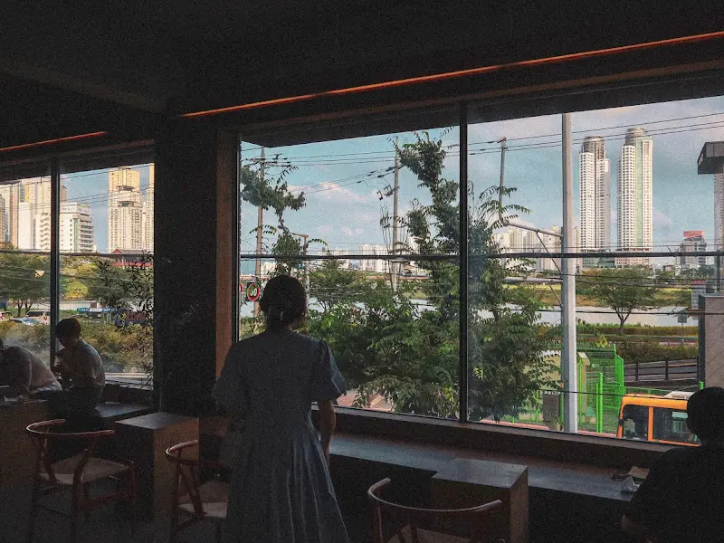 통창으로 태화강이 보이는 카페 내부